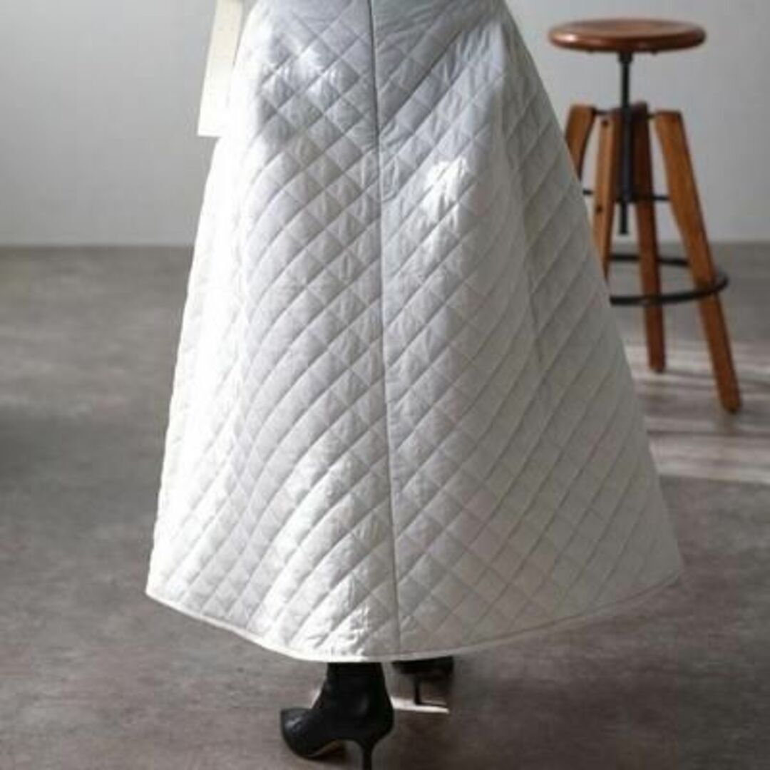 【新品】キルティングフレアスカートロングスカート白ホワイト秋冬 レディースのスカート(ロングスカート)の商品写真