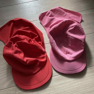 赤×白　ピンク×白　フラップ(たれ)付き帽子(帽子)