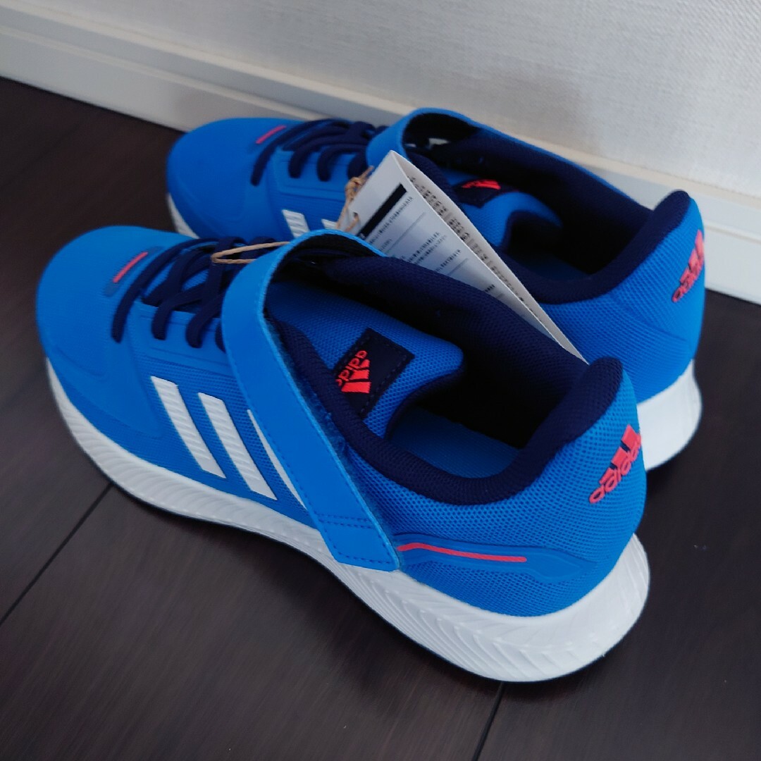 adidas(アディダス)の【新品】adidas スニーカー 21.5cm キッズ/ベビー/マタニティのキッズ靴/シューズ(15cm~)(スニーカー)の商品写真