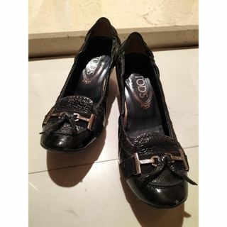 トッズ(TOD'S)のTod's トッズのローヒールエナメルパンプス 黒(ハイヒール/パンプス)