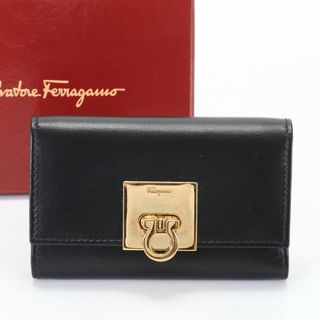 サルヴァトーレフェラガモ(Salvatore Ferragamo)の新品同様 サルヴァトーレフェラガモ ガンチーニ 6連 レザー キーケース 本革 ブラック 黒 ゴールド メンズ レディース MHM J14-10(キーケース)