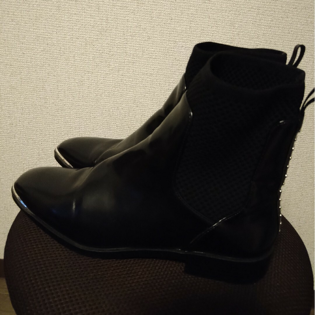 ZARA(ザラ)の【ZARA】ザラ　ショートブーツ　スタッズ　黒　ブラック レディースの靴/シューズ(ブーツ)の商品写真