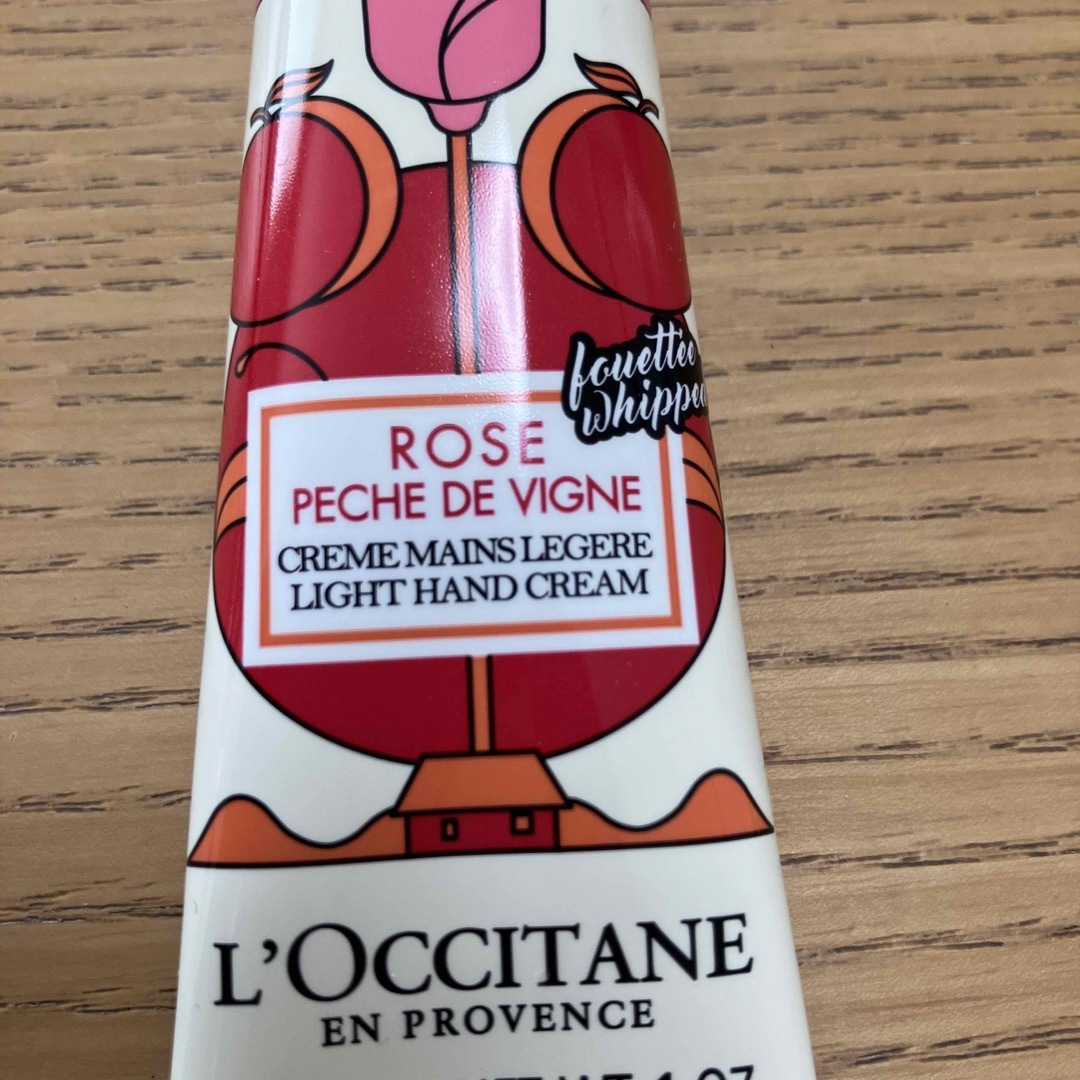 L'OCCITANE(ロクシタン)のロクシタン　ハンドクリーム　ローズとヴァインピーチの香　30ml コスメ/美容のボディケア(ハンドクリーム)の商品写真