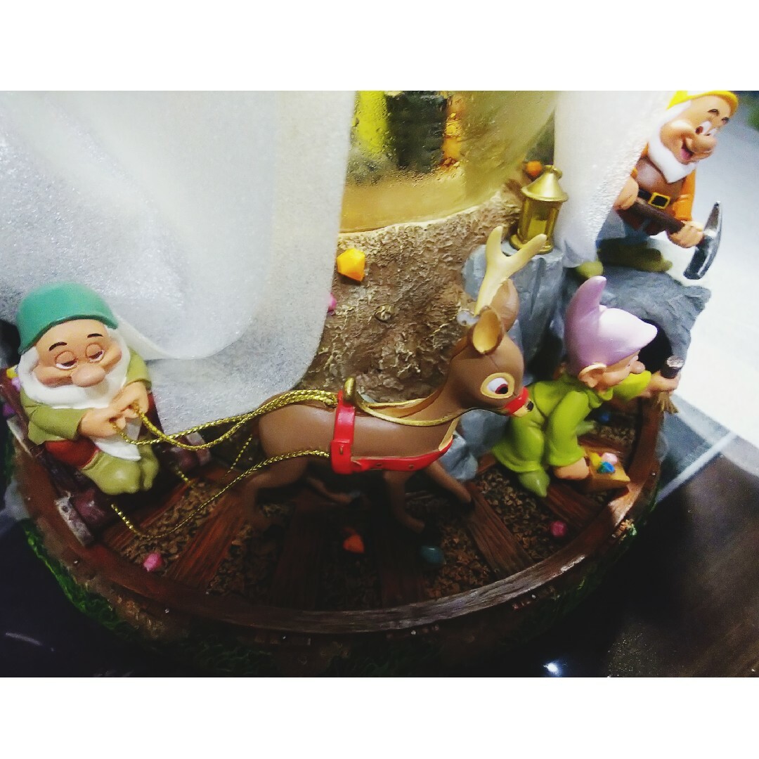 Disney 白雪姫  七人の小  スノーグローブ  オルゴール【SALE】 インテリア/住まい/日用品のインテリア小物(オルゴール)の商品写真