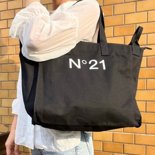 ヌメロヴェントゥーノ(N°21)の新品未使用 N°21 ロゴ入り キャンバストートバッグ ママバッグ ブラック(トートバッグ)