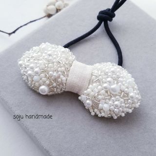 ホワイトリボンヘアゴム　ビーズ刺繍　ヘアゴム(ヘアアクセサリー)