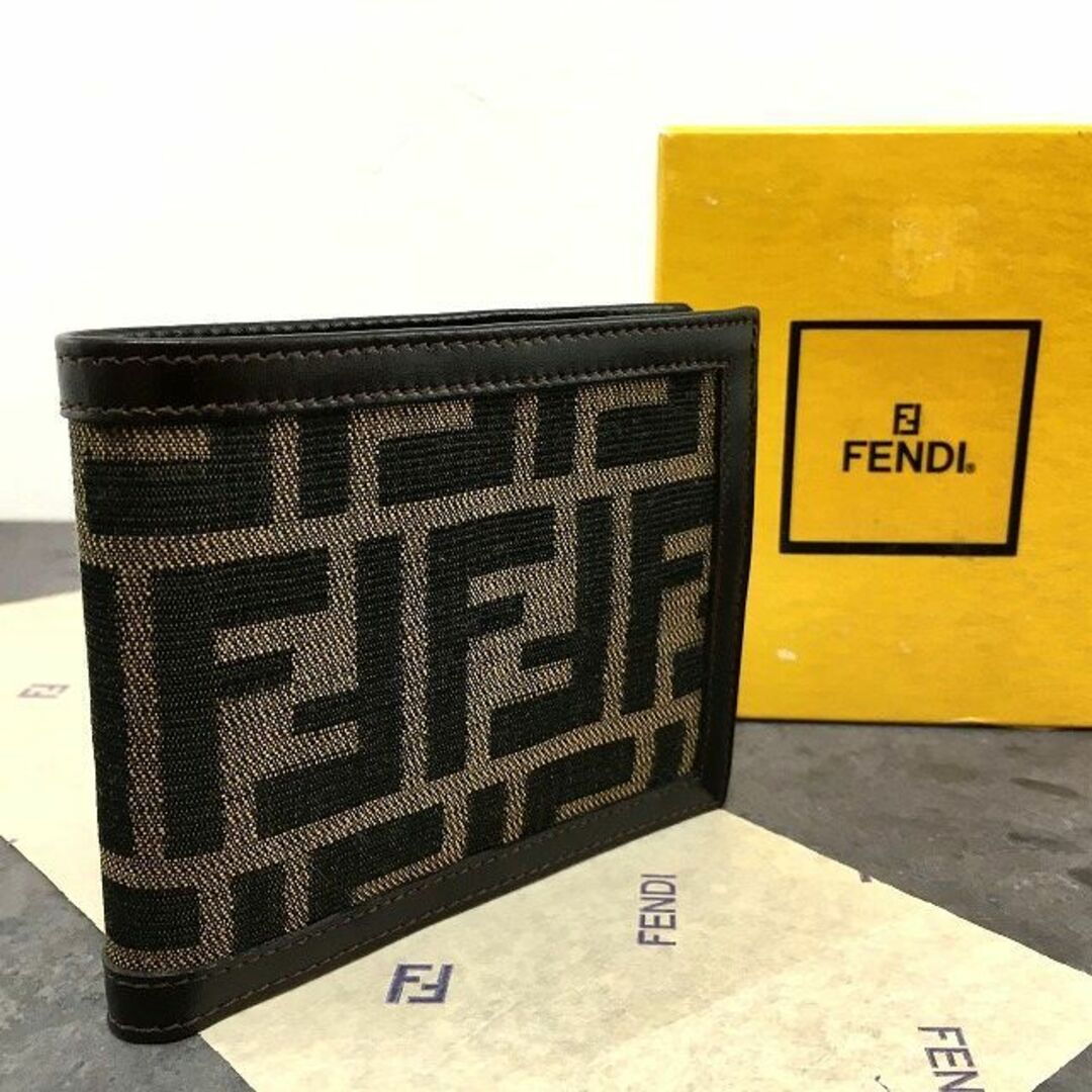 未使用品 FENDI 二つ折り財布 ズッカ柄 箱付き 395二つ折り財布集めてみました