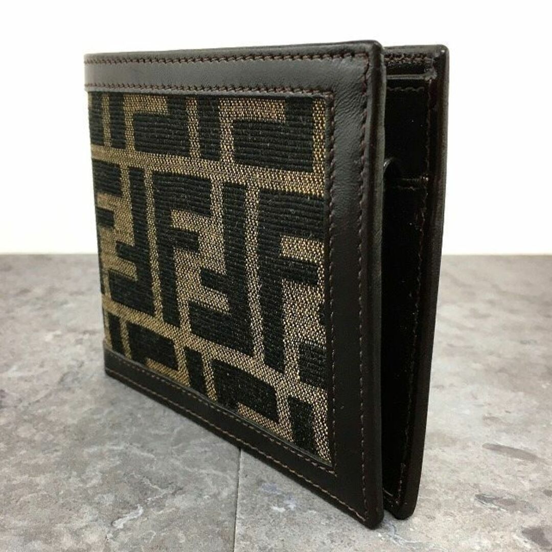 FENDI(フェンディ)の未使用品 FENDI 二つ折り財布 ズッカ柄 ブラウン ギフトにも！ 395 レディースのファッション小物(財布)の商品写真