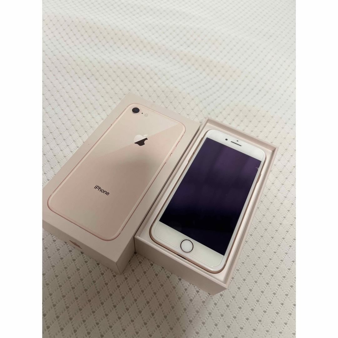 Apple(アップル)の美品･付属品完備 iPhone8 256G ゴールド スマホ/家電/カメラのスマートフォン/携帯電話(スマートフォン本体)の商品写真