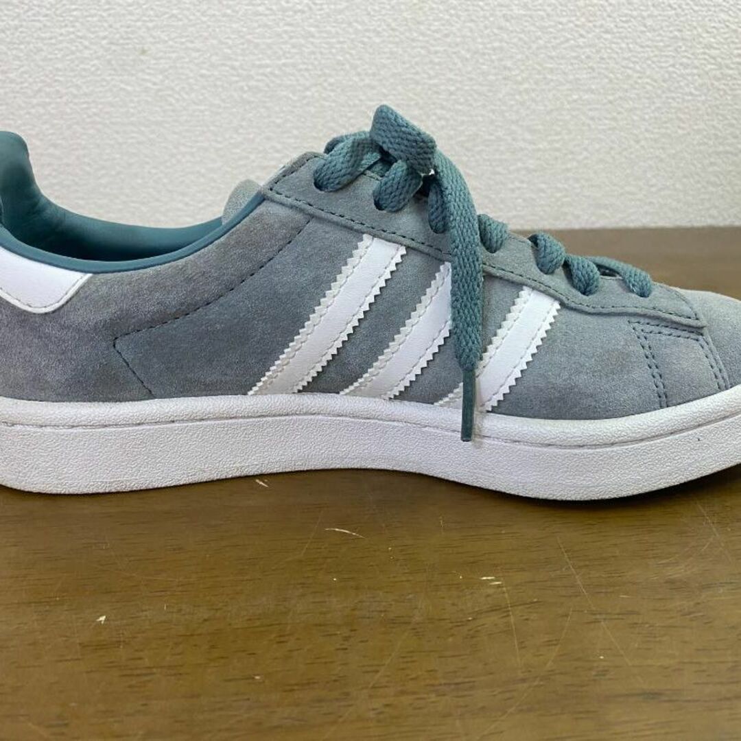 adidas(アディダス)のadidas campus　キャンパス　スエード　24cm グレー　金ロゴ レディースの靴/シューズ(スニーカー)の商品写真