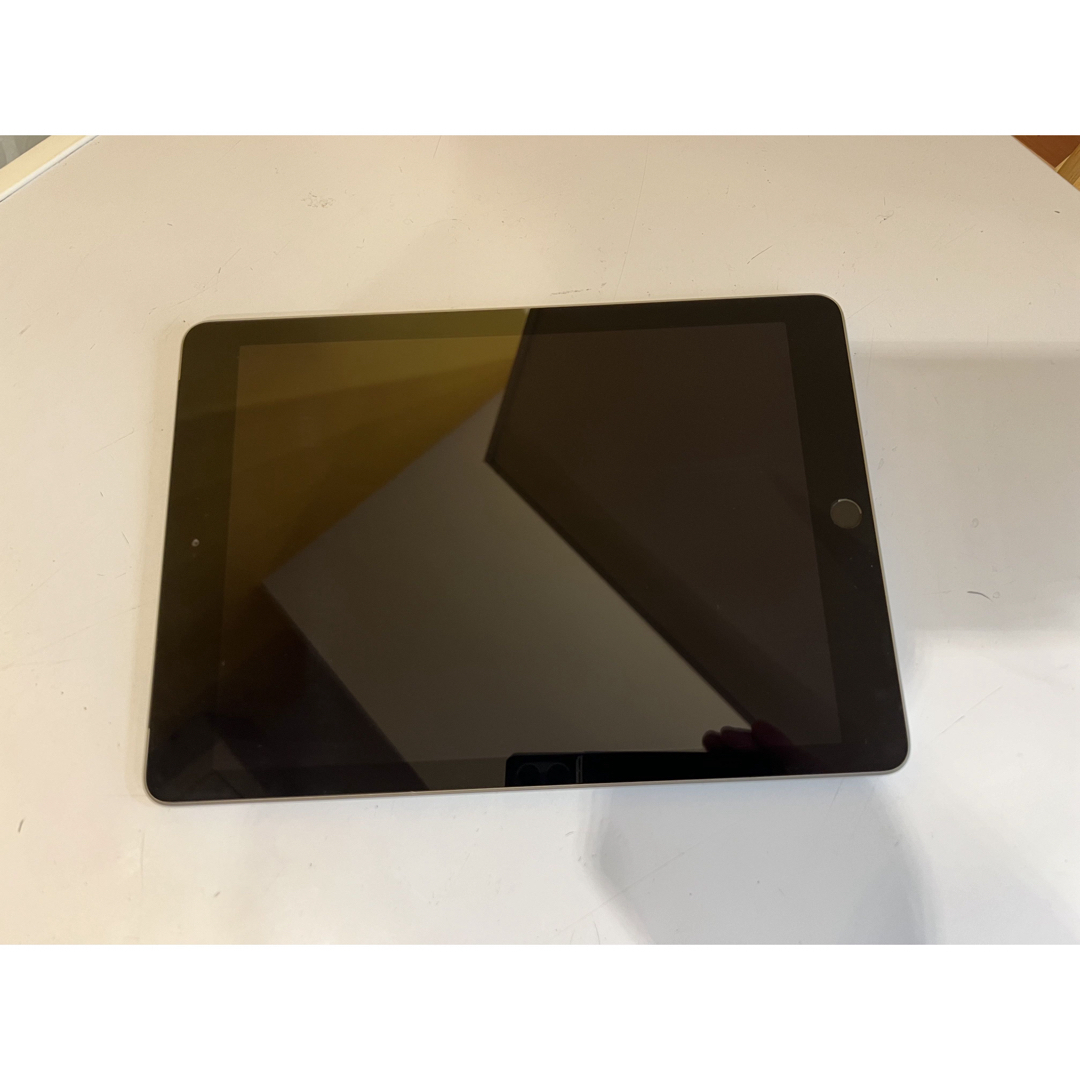 iPad(アイパッド)のiPad 第六世代　MR6N2J/A 32G スマホ/家電/カメラのPC/タブレット(タブレット)の商品写真