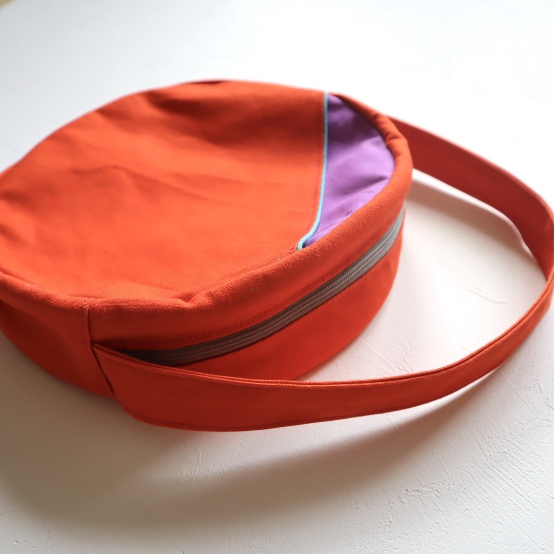 目を惹くオレンジ丸バッグ ハンドメイドのファッション小物(バッグ)の商品写真