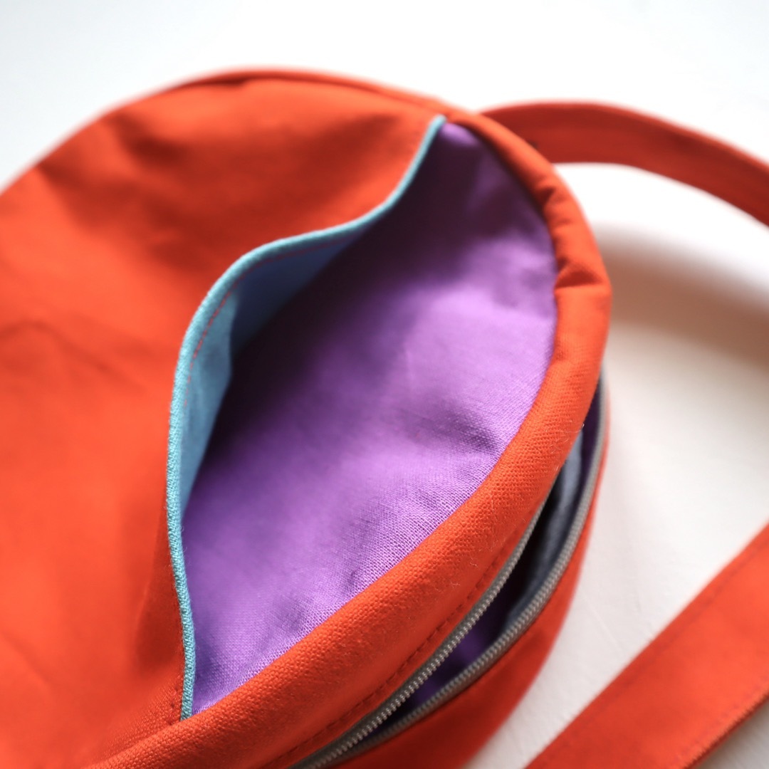 目を惹くオレンジ丸バッグ ハンドメイドのファッション小物(バッグ)の商品写真