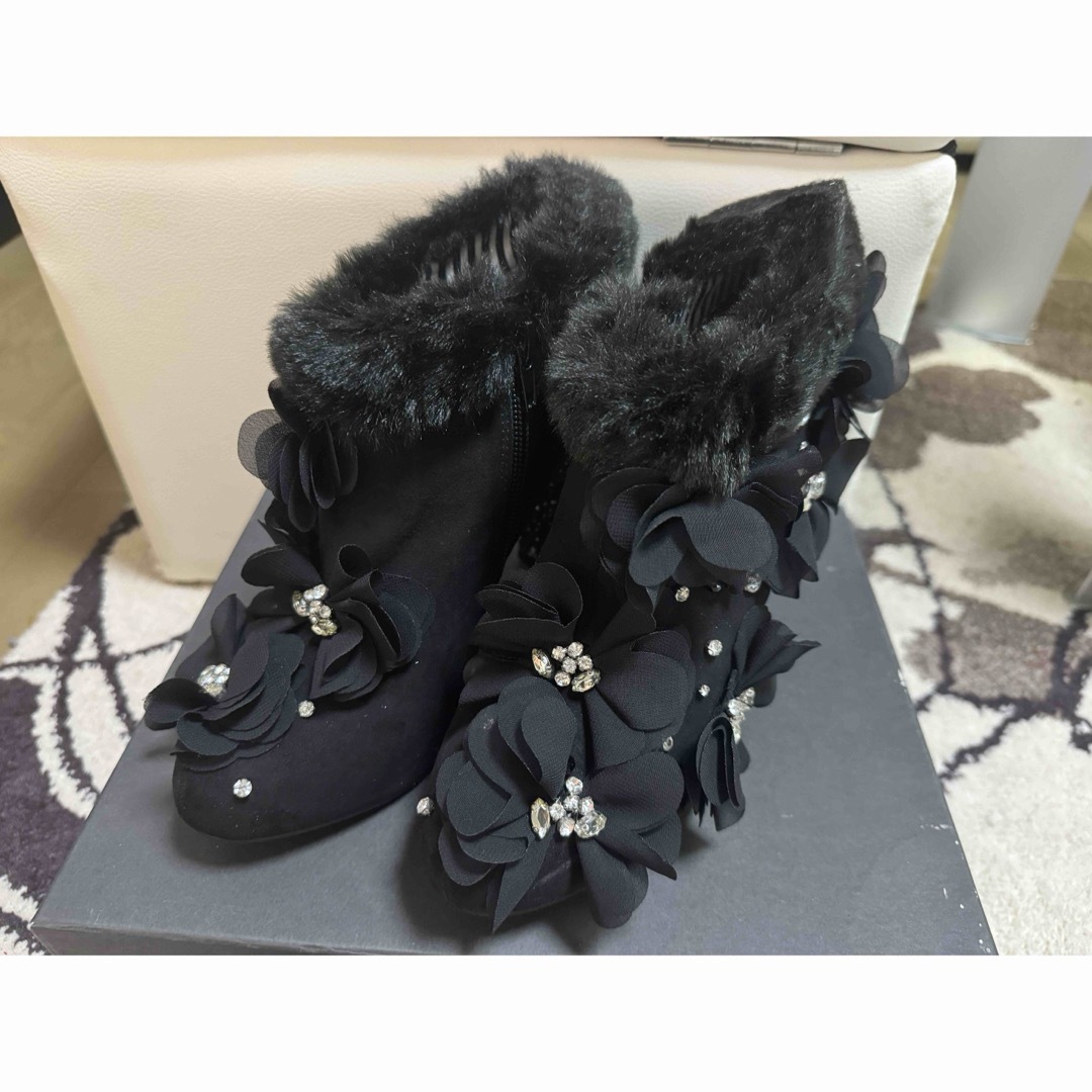 黒デザイン　ファーショートブーツ  レディースの靴/シューズ(ブーツ)の商品写真