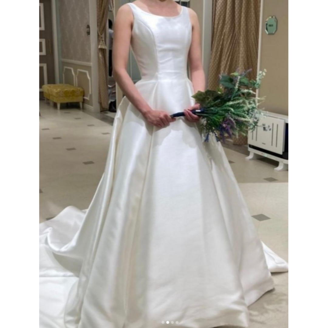 ウエディングドレス ホワイト クルーネック 光沢サテン くるみボタン 結婚式