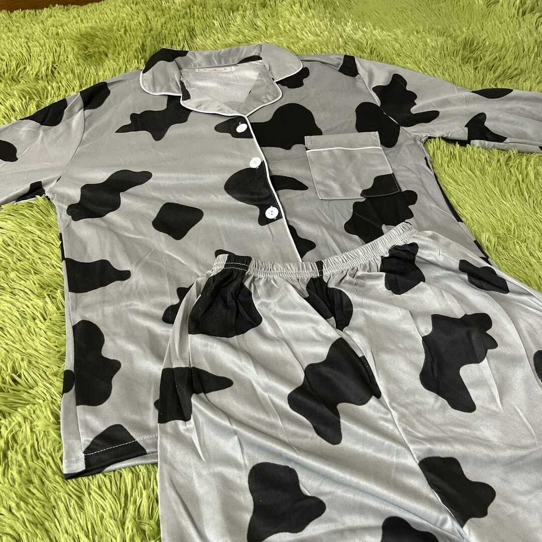 Mサイズ 牛柄 長袖 長ズボン パジャマ グレー P492 レディースのルームウェア/パジャマ(パジャマ)の商品写真