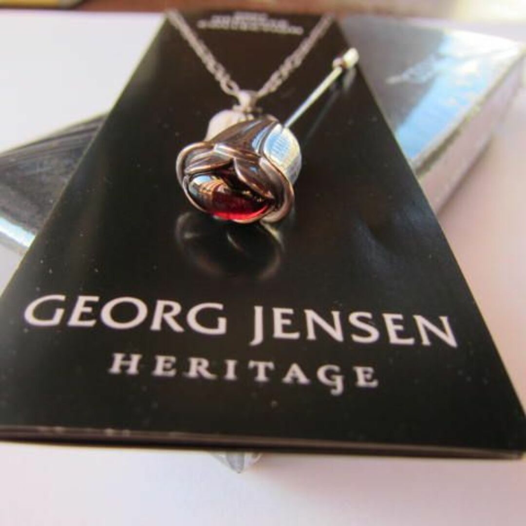 Georg Jensen(ジョージジェンセン)の【未開封/新品】ジョージ・ジェンセン　2007ピンブローチ・ガーネット　 レディースのアクセサリー(ブローチ/コサージュ)の商品写真