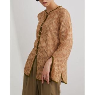 アメリヴィンテージ(Ameri VINTAGE)のSTYLEMIXIER ジャガードパイピングブラウス ベージュ × カーキ(シャツ/ブラウス(長袖/七分))