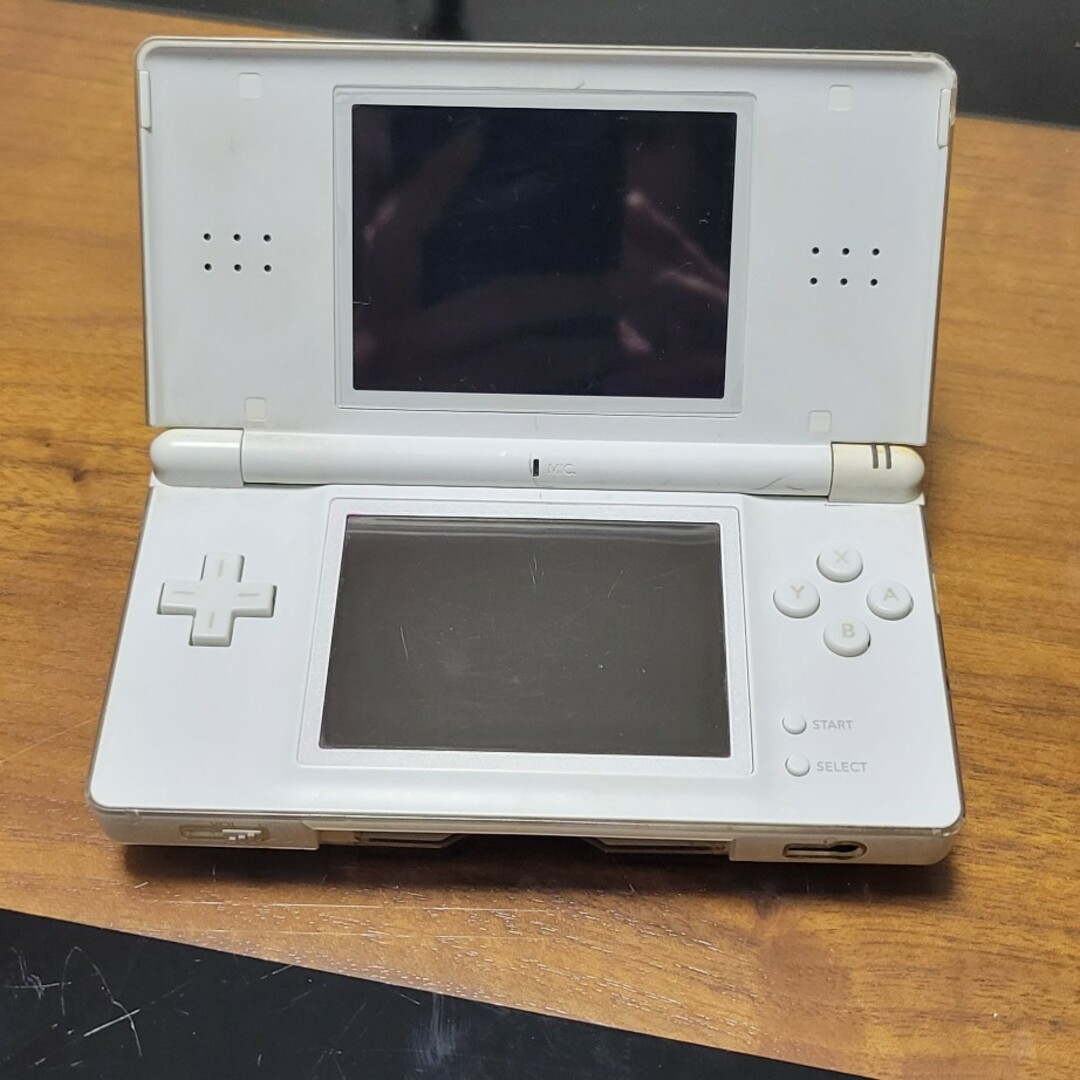 任天堂(ニンテンドウ)のDSLite ホワイト ピラメキーノ付き エンタメ/ホビーのゲームソフト/ゲーム機本体(携帯用ゲーム機本体)の商品写真