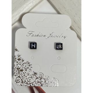 イニシャル　H  パール　シェル　アシンメトリー　樹脂ピアス　No.250(ピアス)