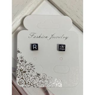 イニシャル　R  パール　シェル　アシンメトリー　樹脂ピアス　No.251(ピアス)