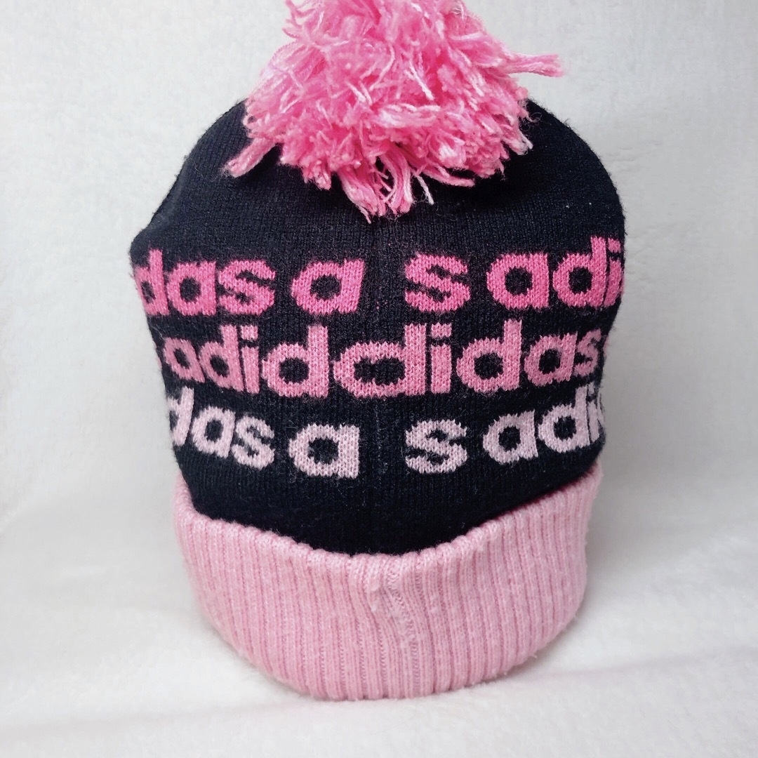 adidas(アディダス)のadidas ニット帽　ビーニー　総ロゴ レディースの帽子(ニット帽/ビーニー)の商品写真