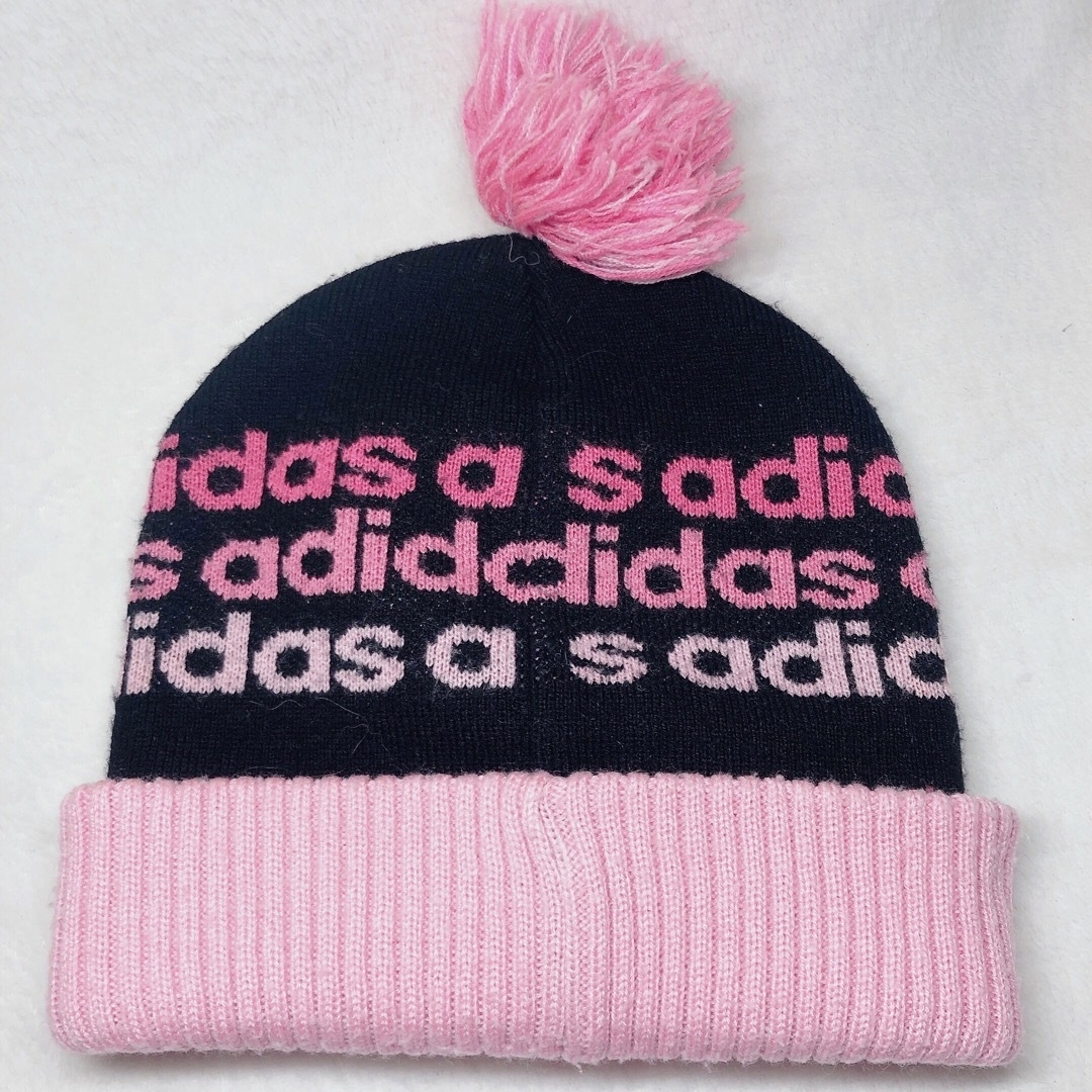 adidas(アディダス)のadidas ニット帽　ビーニー　総ロゴ レディースの帽子(ニット帽/ビーニー)の商品写真