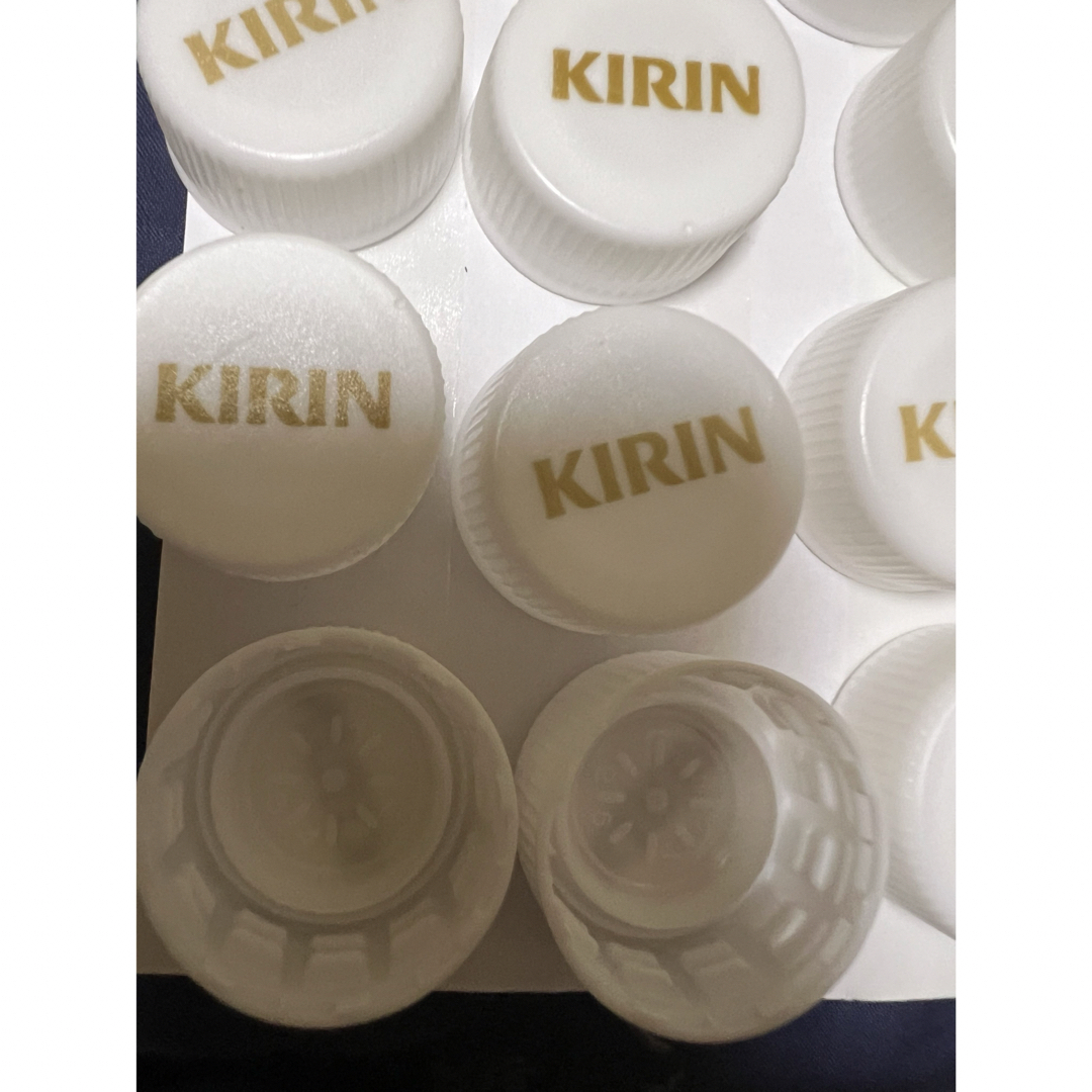 キリン(キリン)のペットボトルキャップ 白系 KIRIN70個 KIRINは多数あります！ ハンドメイドの素材/材料(各種パーツ)の商品写真