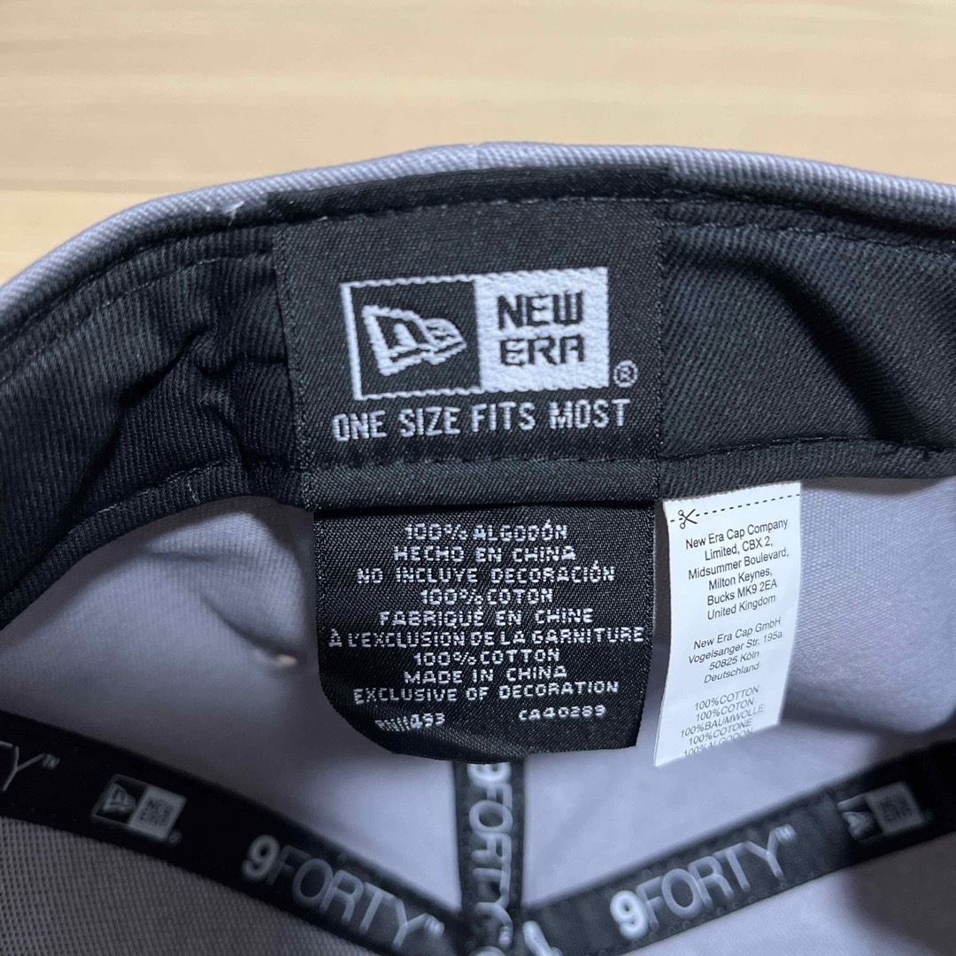 NEW ERA(ニューエラー)の訳あり品　ニューエラ　NEW ERA NY ニューヨークヤンキース　グレー メンズの帽子(キャップ)の商品写真