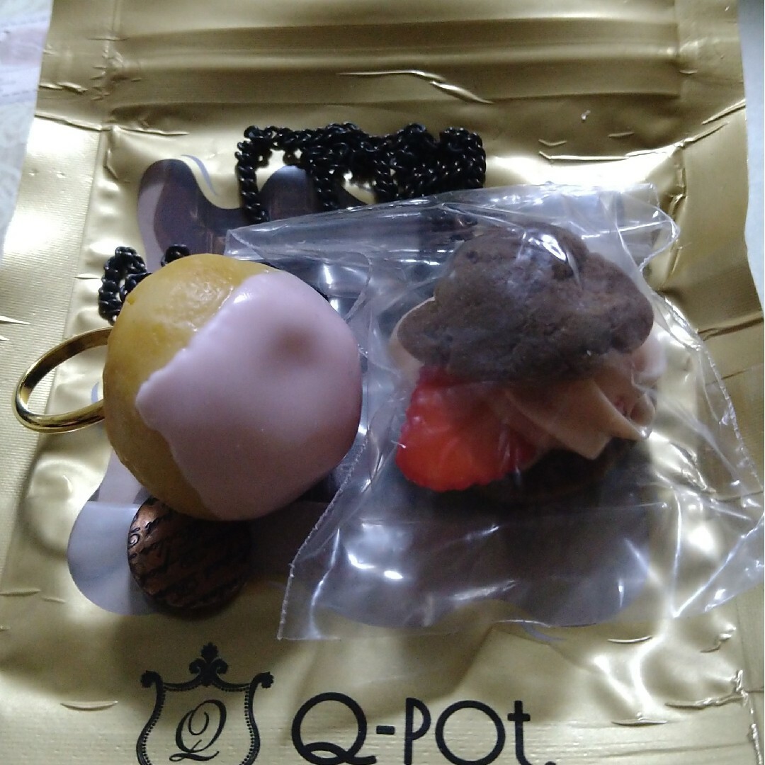 Q-pot.(キューポット)の新宿三越限定 Q-pot.ストロベリーチョコシュークリームネックレス＆リング レディースのアクセサリー(ネックレス)の商品写真