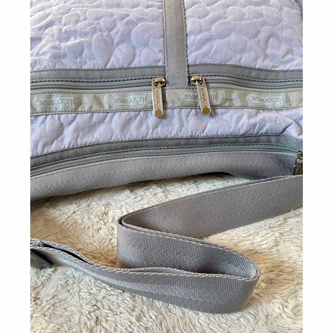 LeSportsac(レスポートサック)の美品　レスポートサック　藤色　ライトパープル　フラワー刺繍　DXショルダーバッグ レディースのバッグ(ショルダーバッグ)の商品写真