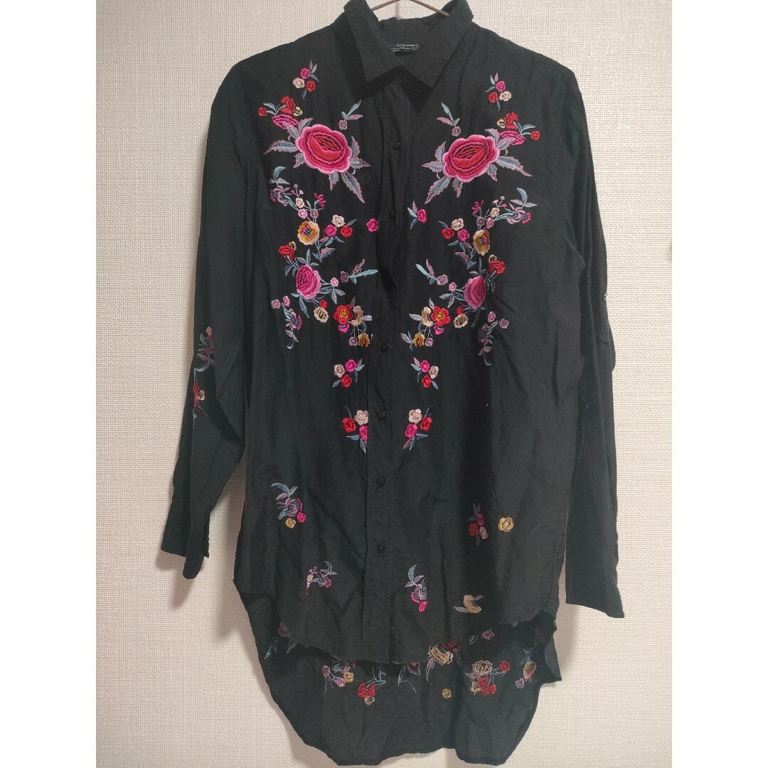 ZARA WOMAN　花柄　刺繍　ロングシャツ長袖ブラック レディースのトップス(シャツ/ブラウス(長袖/七分))の商品写真