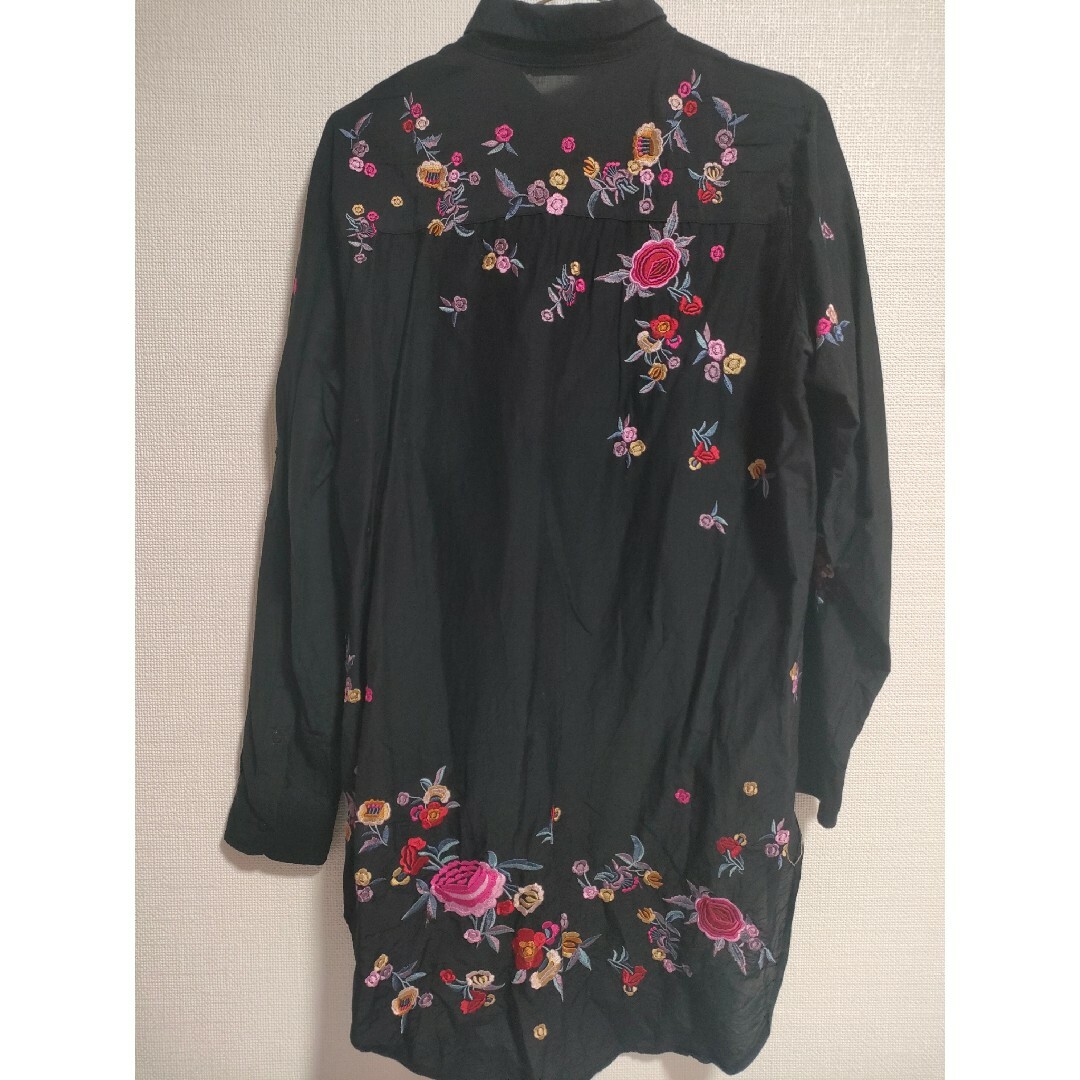 ZARA WOMAN　花柄　刺繍　ロングシャツ長袖ブラック レディースのトップス(シャツ/ブラウス(長袖/七分))の商品写真