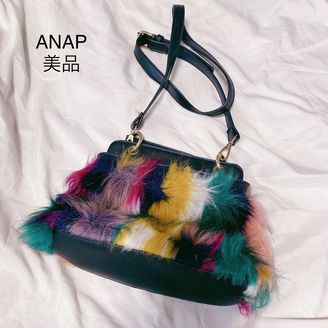 ANAP(アナップ)のアナップ　ショルダーバッグ　カラフル　ファー　斜め掛け　美品 レディースのバッグ(ショルダーバッグ)の商品写真