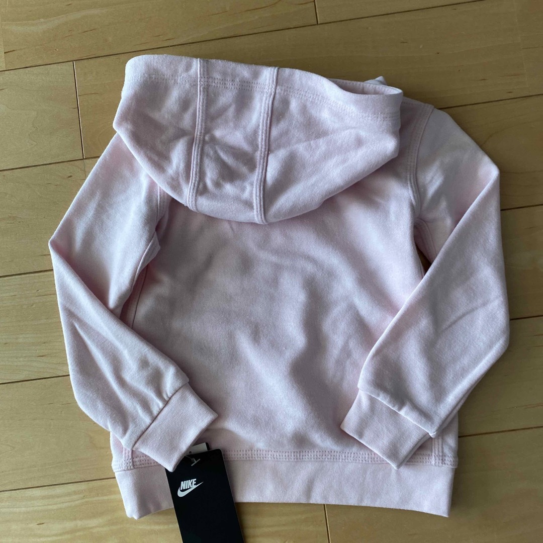 NIKE(ナイキ)の新品　ナイキ　パーカー　トレーナー　95 ピンク　ガールズ キッズ/ベビー/マタニティのキッズ服女の子用(90cm~)(Tシャツ/カットソー)の商品写真