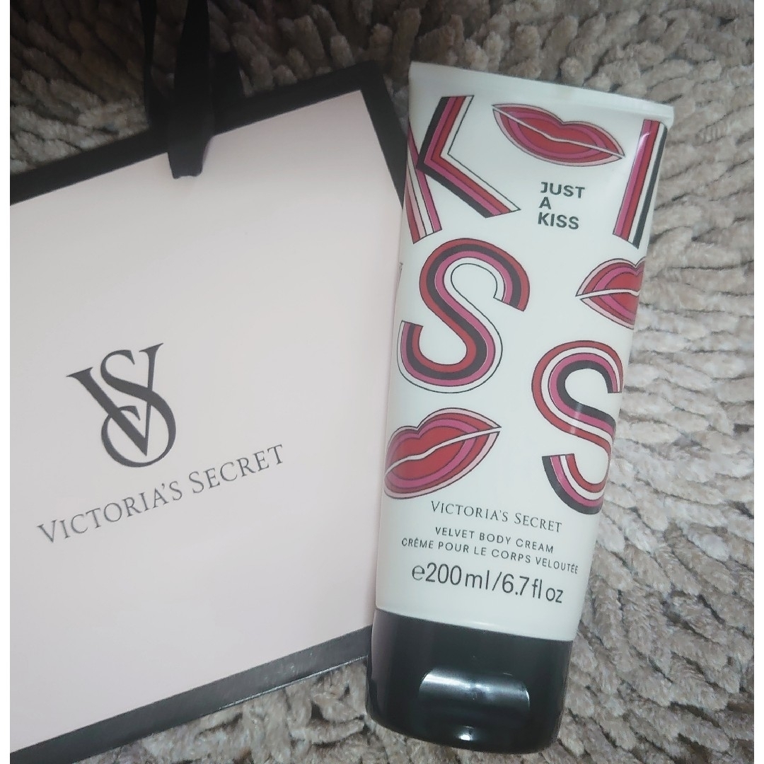 Victoria's Secret(ヴィクトリアズシークレット)のVictoria'sSecret 3点セットボディlotion & scrub コスメ/美容のボディケア(ボディローション/ミルク)の商品写真