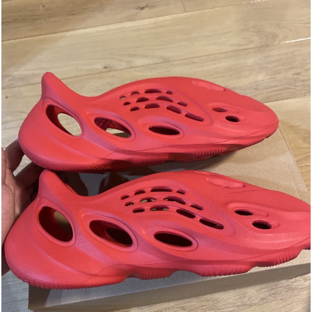 テレワーク関連 yeezy foam runner vermilion ヴァーミリオン