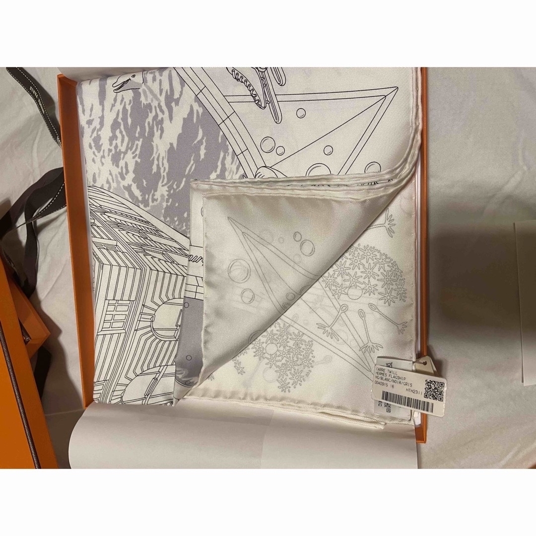 Hermes(エルメス)の新品・2024SS　エルメス　カレ90　エルメスフラッグシップ　ブラン　ホワイト レディースのファッション小物(バンダナ/スカーフ)の商品写真