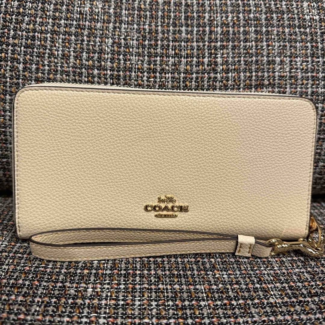 COACH(コーチ)の219  コーチ　長財布　スヌーピー　アイボリー　大人気 レディースのファッション小物(財布)の商品写真