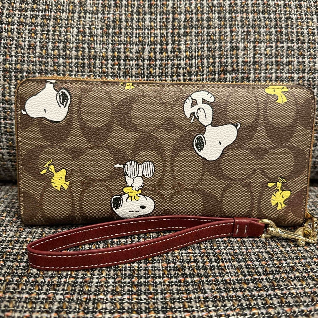 COACH(コーチ)の705  コーチ　長財布　スヌーピー　ウッドストックコラボ レディースのファッション小物(財布)の商品写真