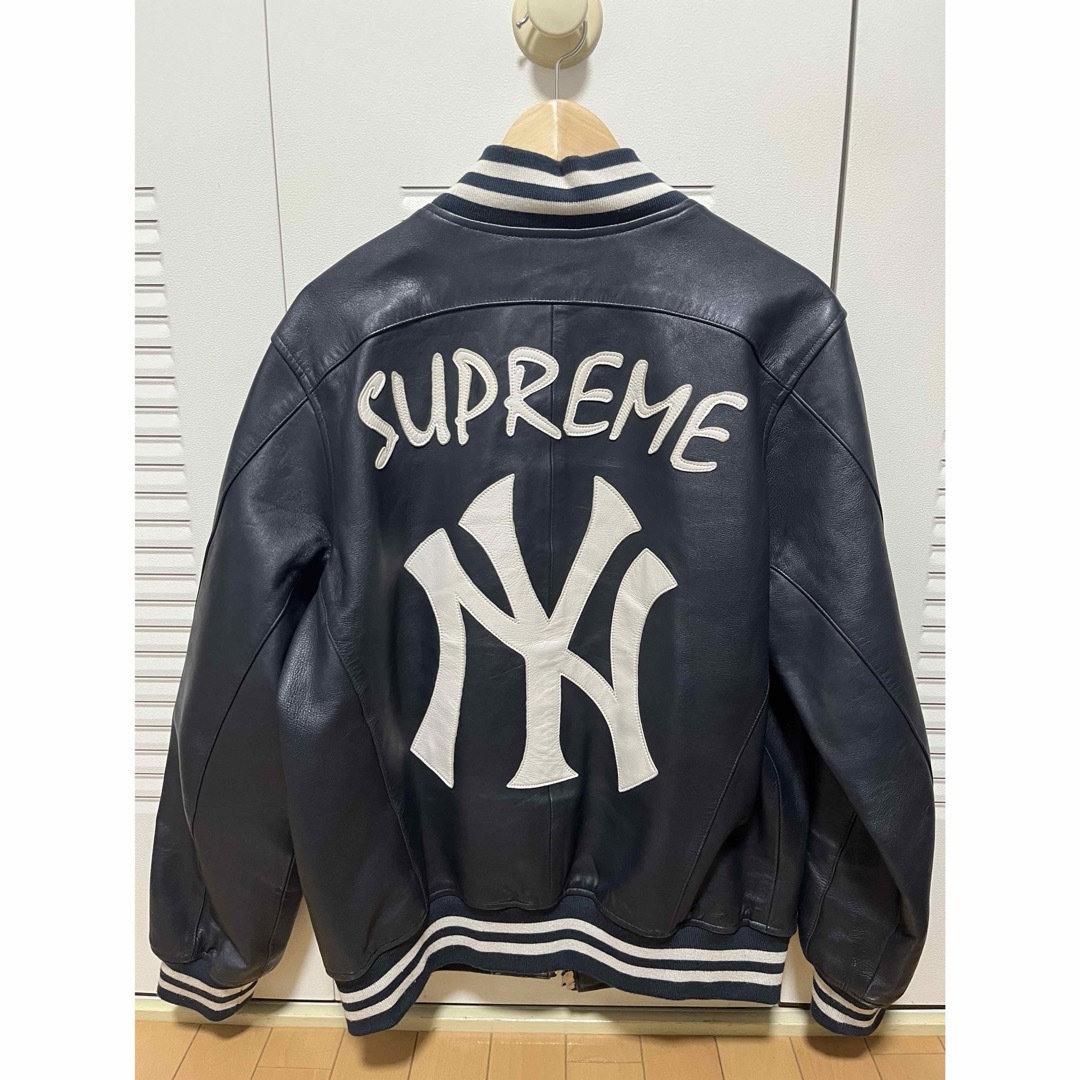Supreme(シュプリーム)のSUPREME YANKEES LEATHER VARSITY JACKET メンズのジャケット/アウター(スタジャン)の商品写真