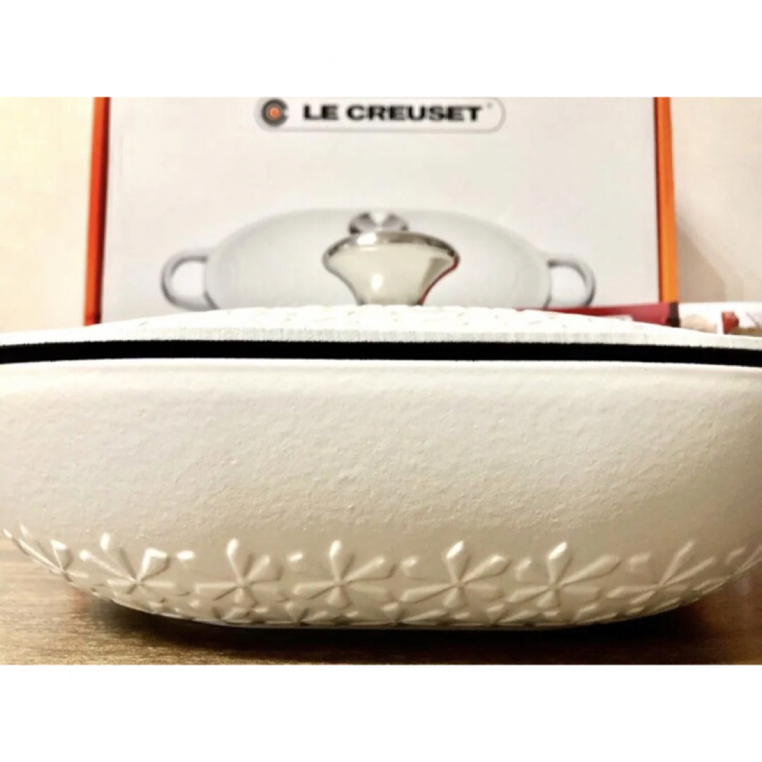 LE CREUSET(ルクルーゼ)のルクルーゼ／オブロング　マルミット31cmフラワーレリーフコットンシルバーツマミ インテリア/住まい/日用品のキッチン/食器(鍋/フライパン)の商品写真