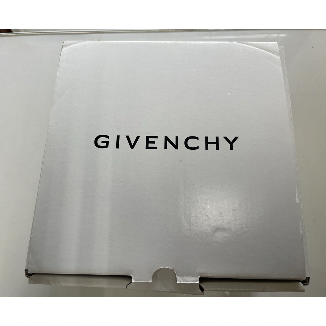 GIVENCHY(ジバンシィ)のゆかさん専用  GIVENCHガラス皿2枚&マグカップ2個セット 未使用 インテリア/住まい/日用品のキッチン/食器(食器)の商品写真