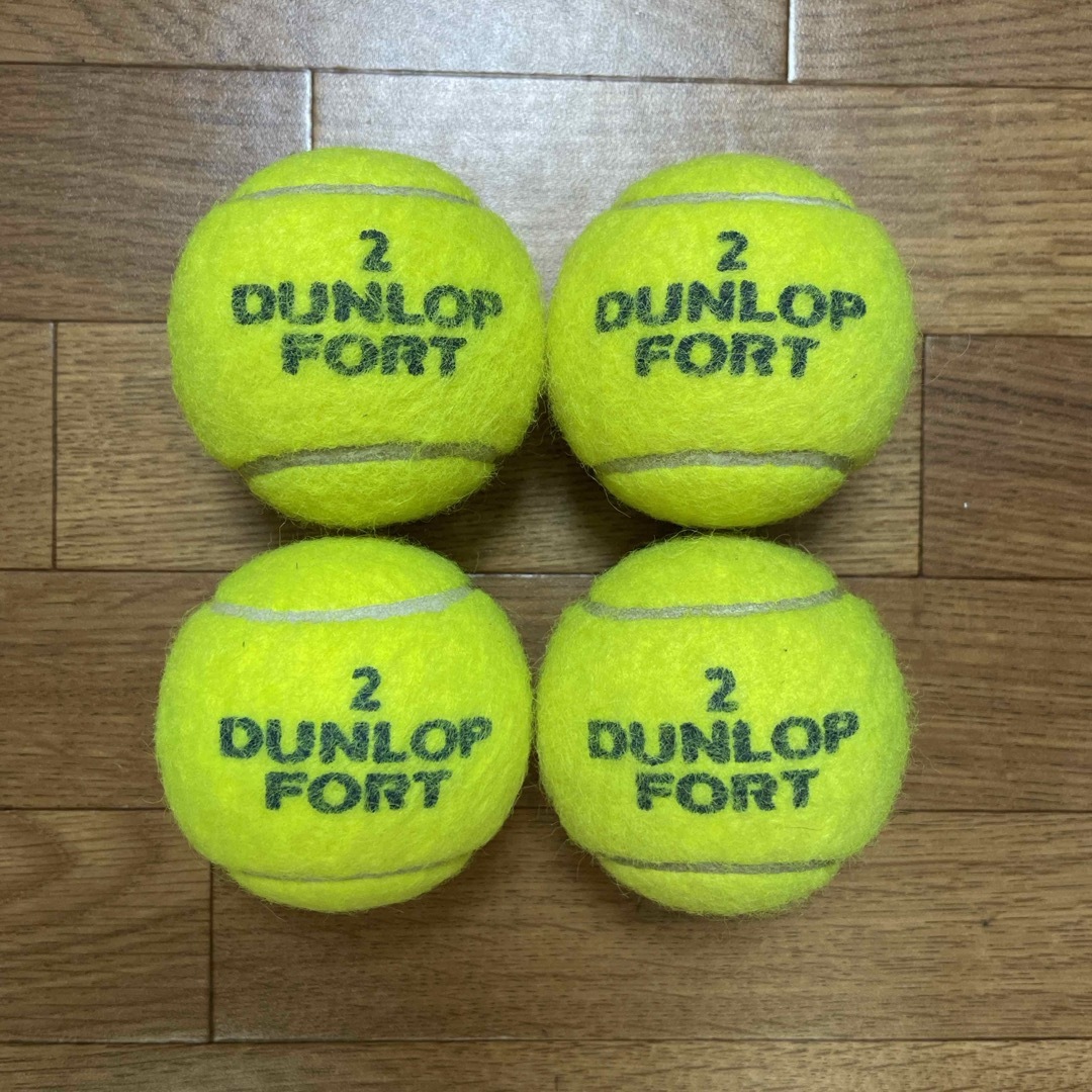 DUNLOP(ダンロップ)のダンロップテニスボール　4個　送料無料 スポーツ/アウトドアのテニス(ボール)の商品写真