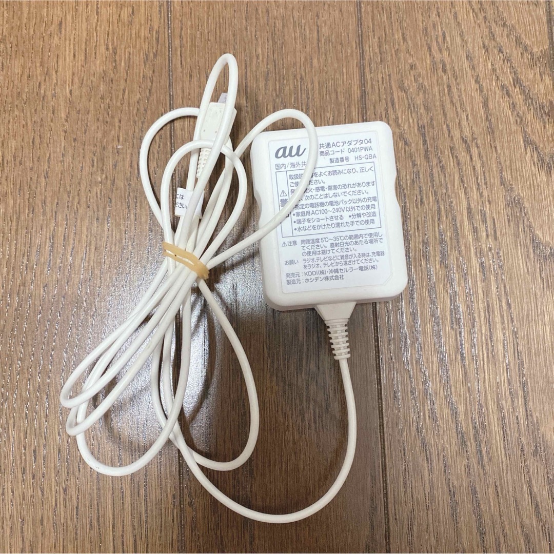 au(エーユー)のau充電器　規制品　コード　携帯充電 スマホ/家電/カメラのスマートフォン/携帯電話(バッテリー/充電器)の商品写真