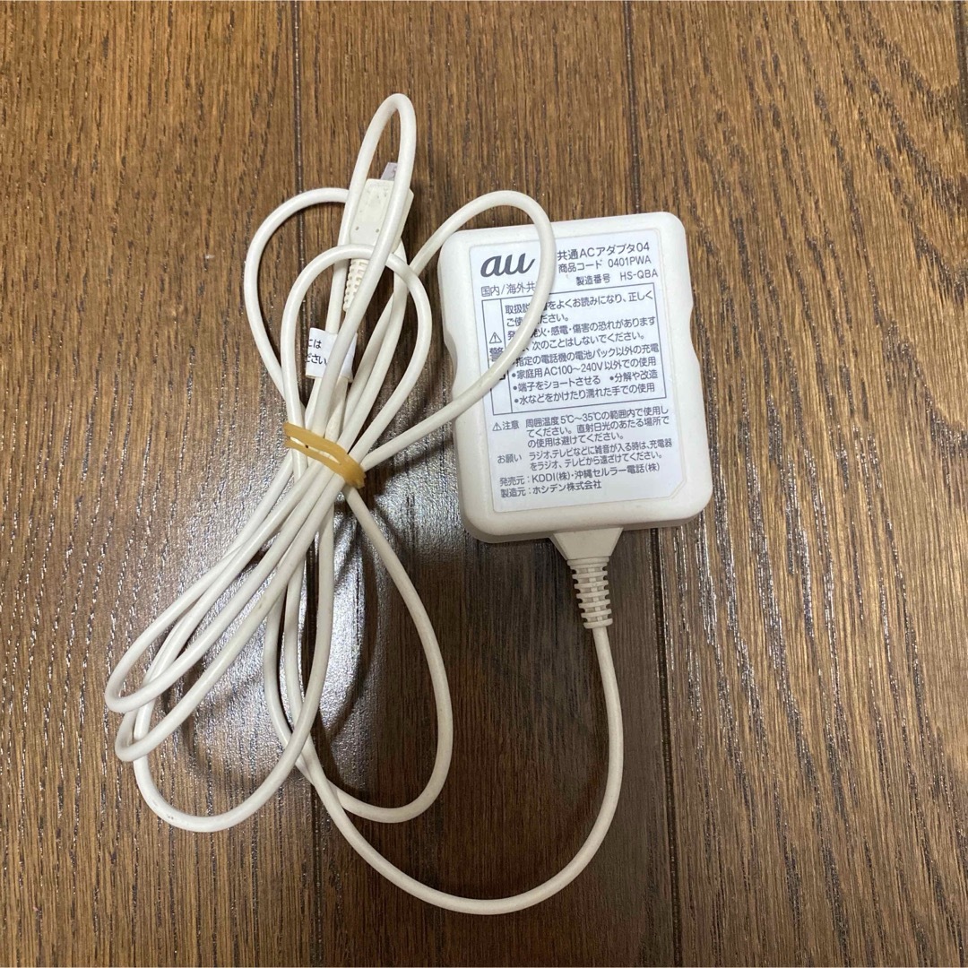 au(エーユー)のau充電器　規制品　コード　携帯充電 スマホ/家電/カメラのスマートフォン/携帯電話(バッテリー/充電器)の商品写真