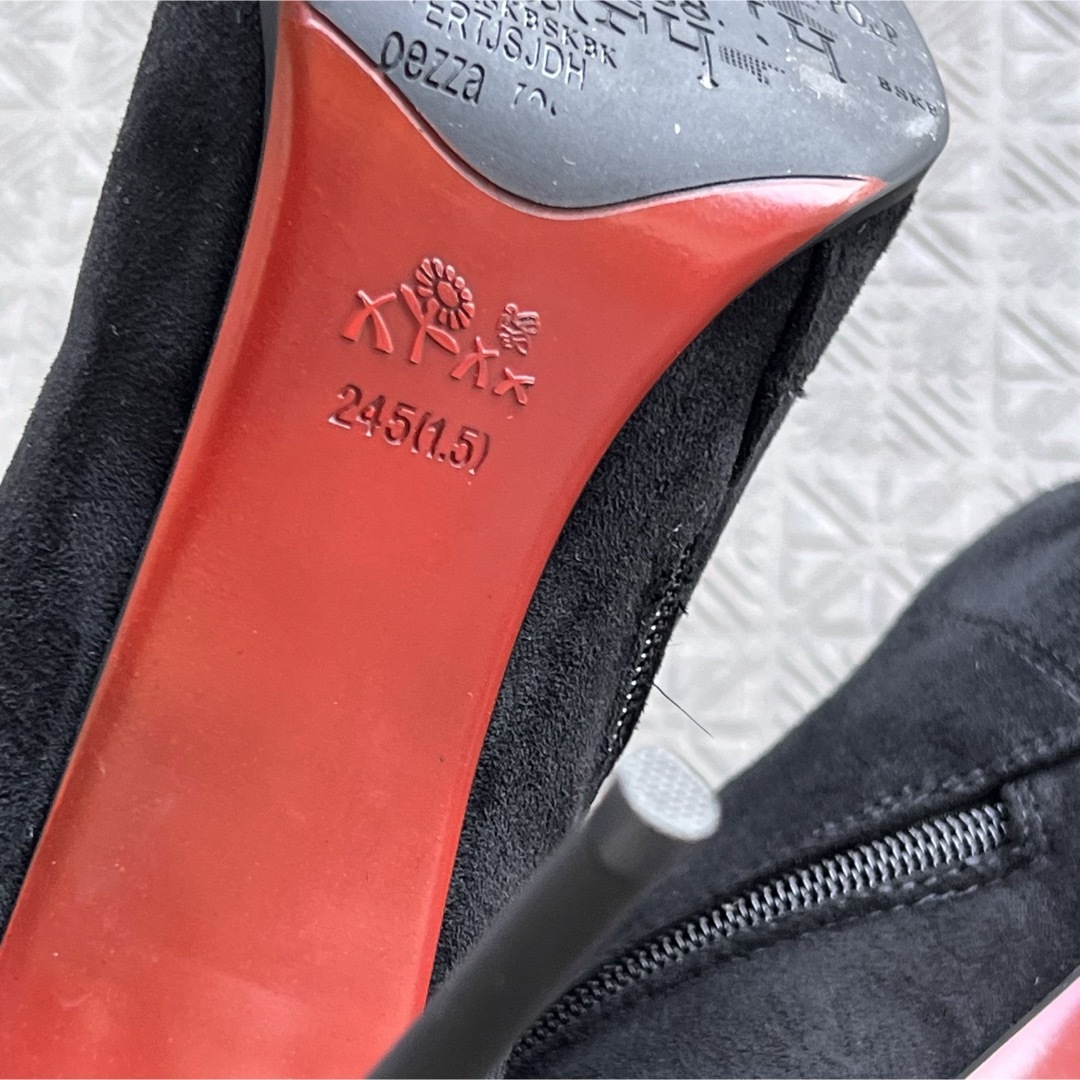 Christian Louboutin(クリスチャンルブタン)の未使用フォックスファー　ショートブーツ　赤い底 レディースの靴/シューズ(ブーツ)の商品写真