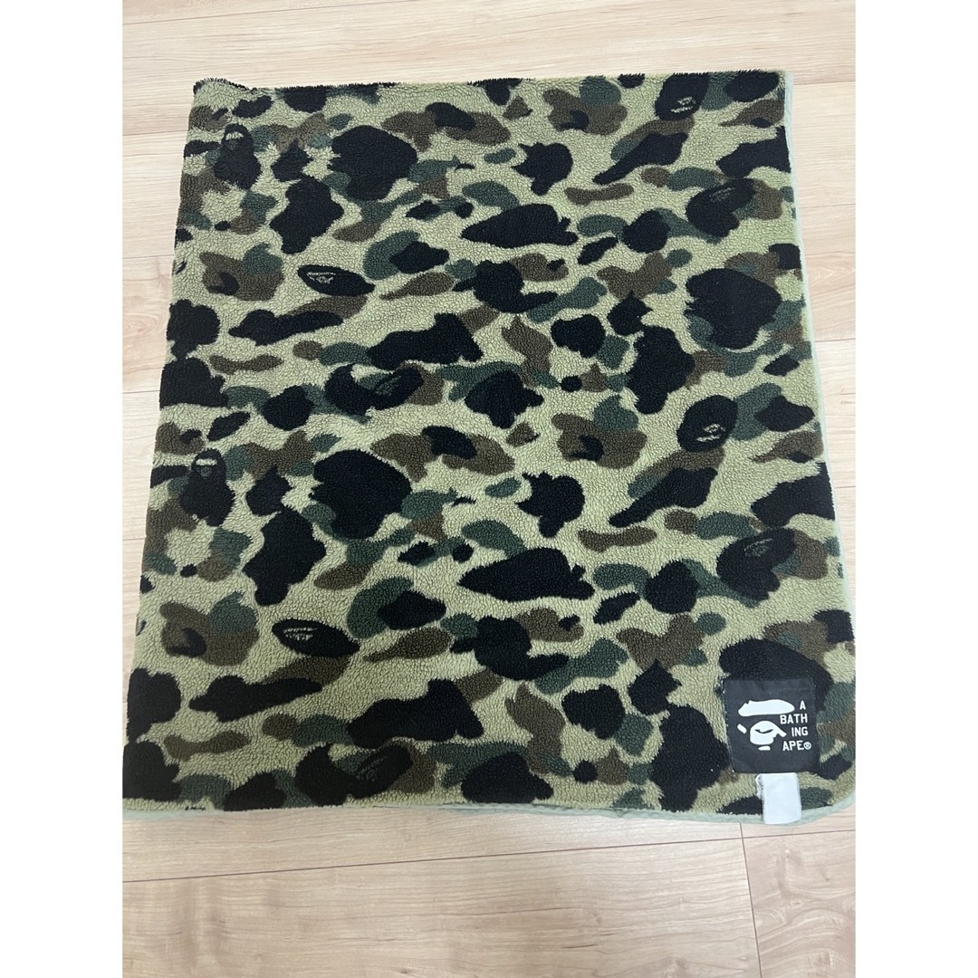 A BATHING APE(アベイシングエイプ)のエイプ　アベイシングエイプ　猿迷彩ブランケット　ape BAPE インテリア/住まい/日用品の寝具(毛布)の商品写真