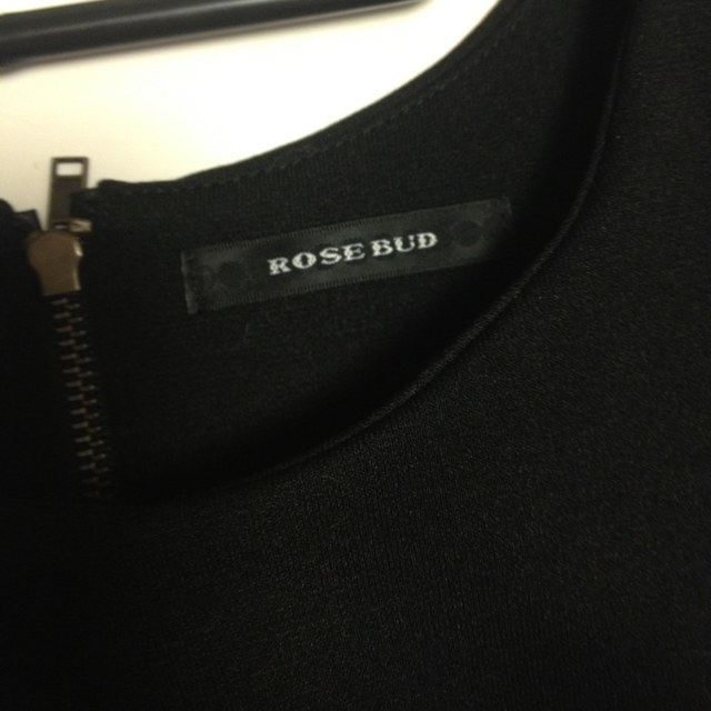 ROSE BUD(ローズバッド)の送料込・ペプラム袖無しカットソー。 レディースのトップス(カットソー(半袖/袖なし))の商品写真