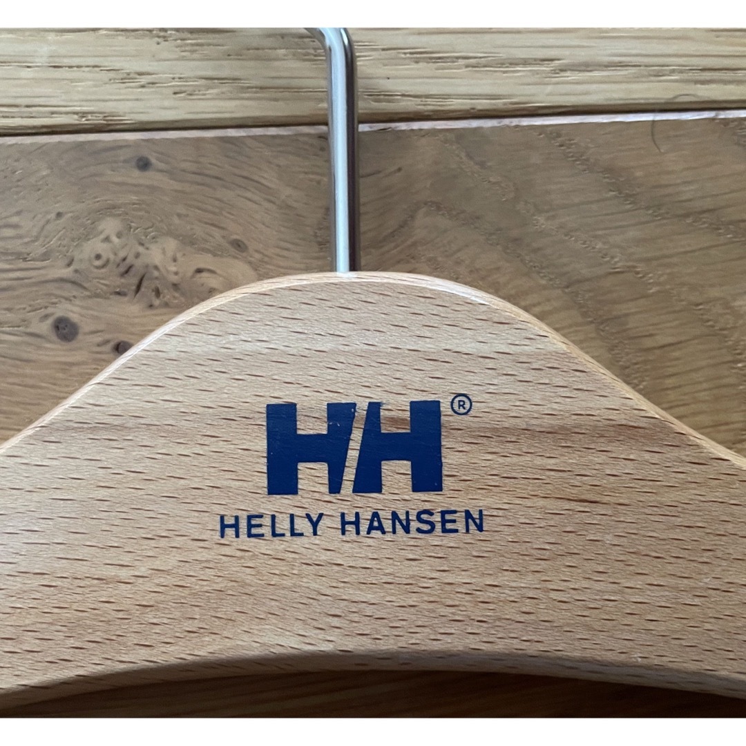 HELLY HANSEN(ヘリーハンセン)の【Sneaker Addict様専用】HELLY HANSEN 木製ハンガー5本 インテリア/住まい/日用品の収納家具(押し入れ収納/ハンガー)の商品写真